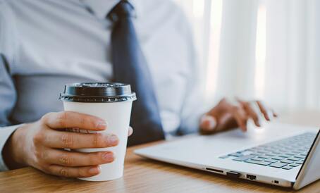 Hombre con corbata tomando café