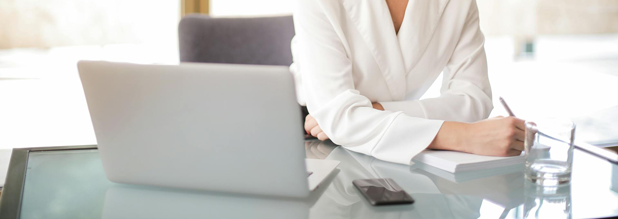 Emprendedora revisando documentos tributarios