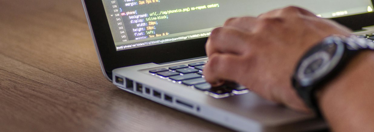 Emprendedor trabajando con códigos en proceso de automatización de procesos