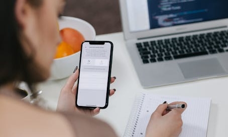 mujer anotando consejos de ciberseguridad