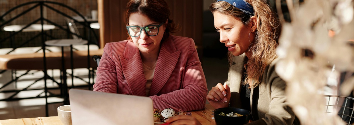 Dos mujeres frente a un computador.