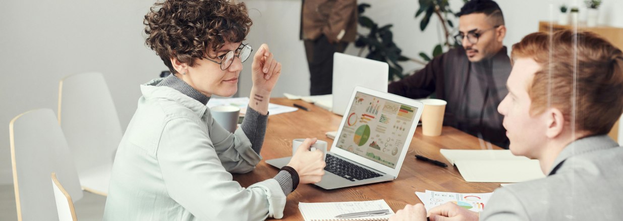 Equipo de un emprendimiento en una oficina cowork preparando una reunión de trabajo