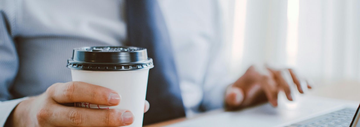 Hombre con corbata tomando café