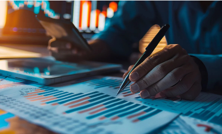 Persona anotando plan de finanzas personales
