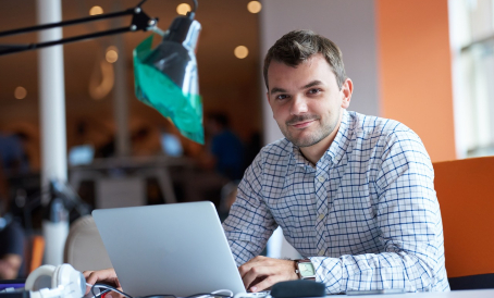Persona formalizando su emprendimiento
