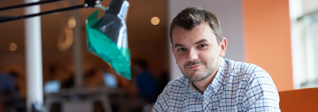 Persona formalizando su emprendimiento