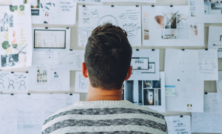 Hombre revisando el plan de marketing