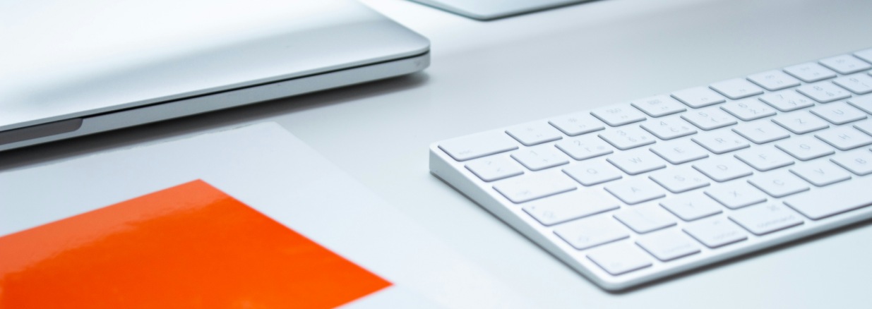 Escritorio con computador y libro sobre qué es branding
