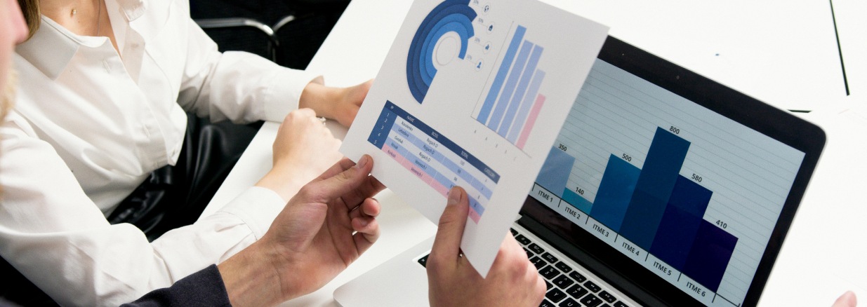 Colegas revisando un reporte con métricas y gráficos