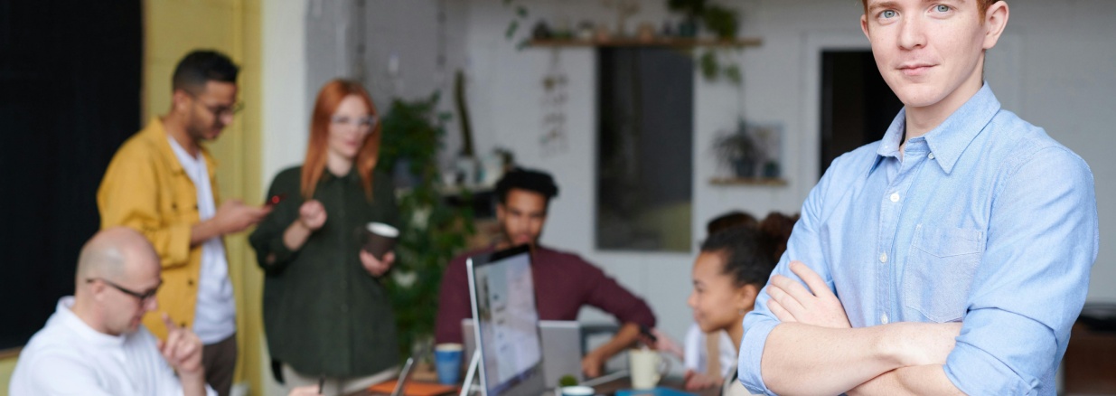 Líder de equipo en una reunión de trabajo con sus colegas.